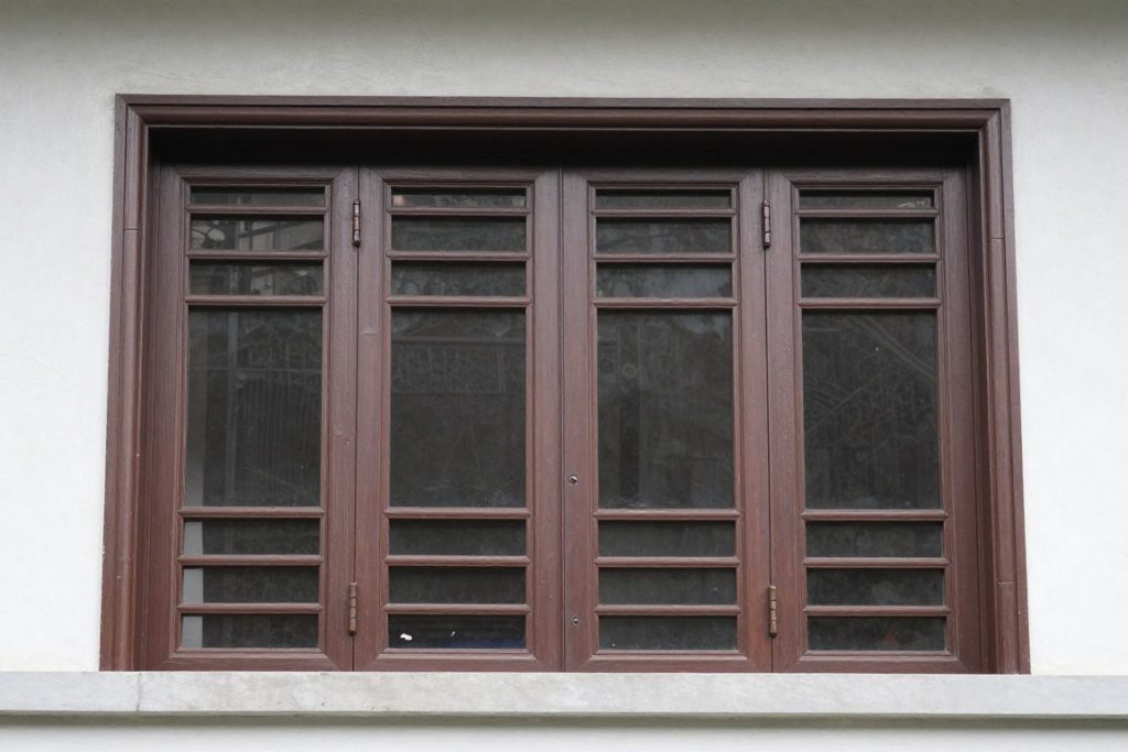 Balkontür mit individueller Sprosseneinteilung im modernen Design